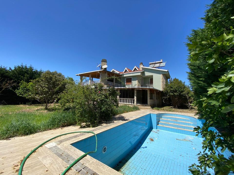 Selimpaşa’da Satılık Tam Müstakil 7+2 Havuzlu Tripleks Villa