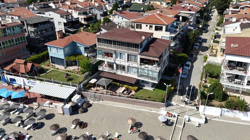 Silivri Mavi Yelkende Satılık Denize Sıfır 5+1 Bahçeli Yazlık